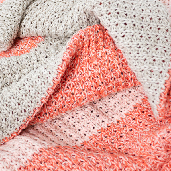 Sofa Pledd / Teppe - Strikket Chester Rosa Fabric Close-up Image