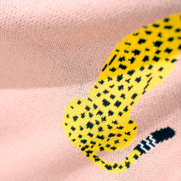 Sofa Pledd / Teppe - Strikket Gepard Rosa Fabric Close-up Image