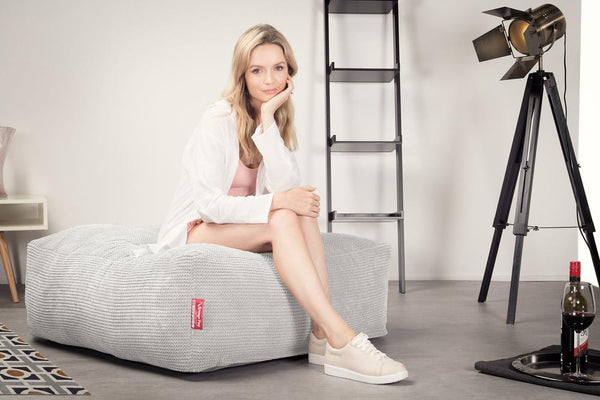 CloudSac 250 Memory Foam Ottoman Sittepuff - Pom-pom Elfenben Fabric Close-up Image