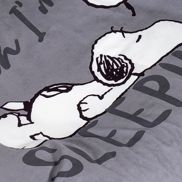 Snoopy Sloucher Medium-hundeseng - Soving Fabric Close-up Image